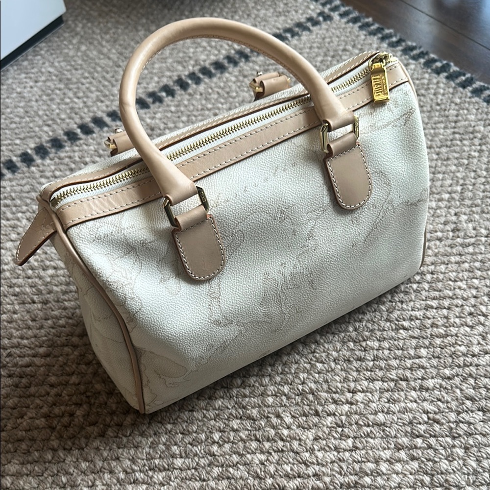 Like new ALVIERO MARTINI GEO Handbag White